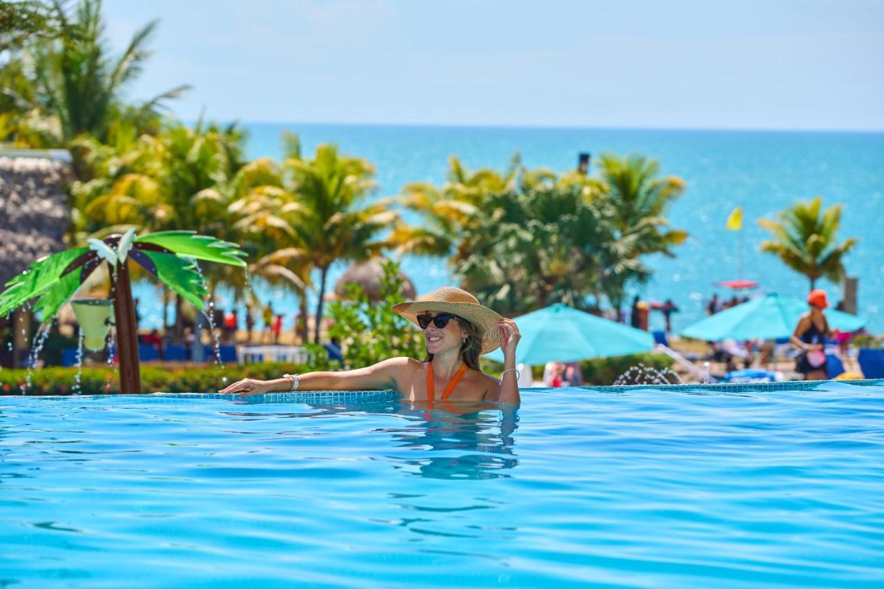 Gran Evenia Bijao Otel Santa Clara  Dış mekan fotoğraf A woman in a swimming pool