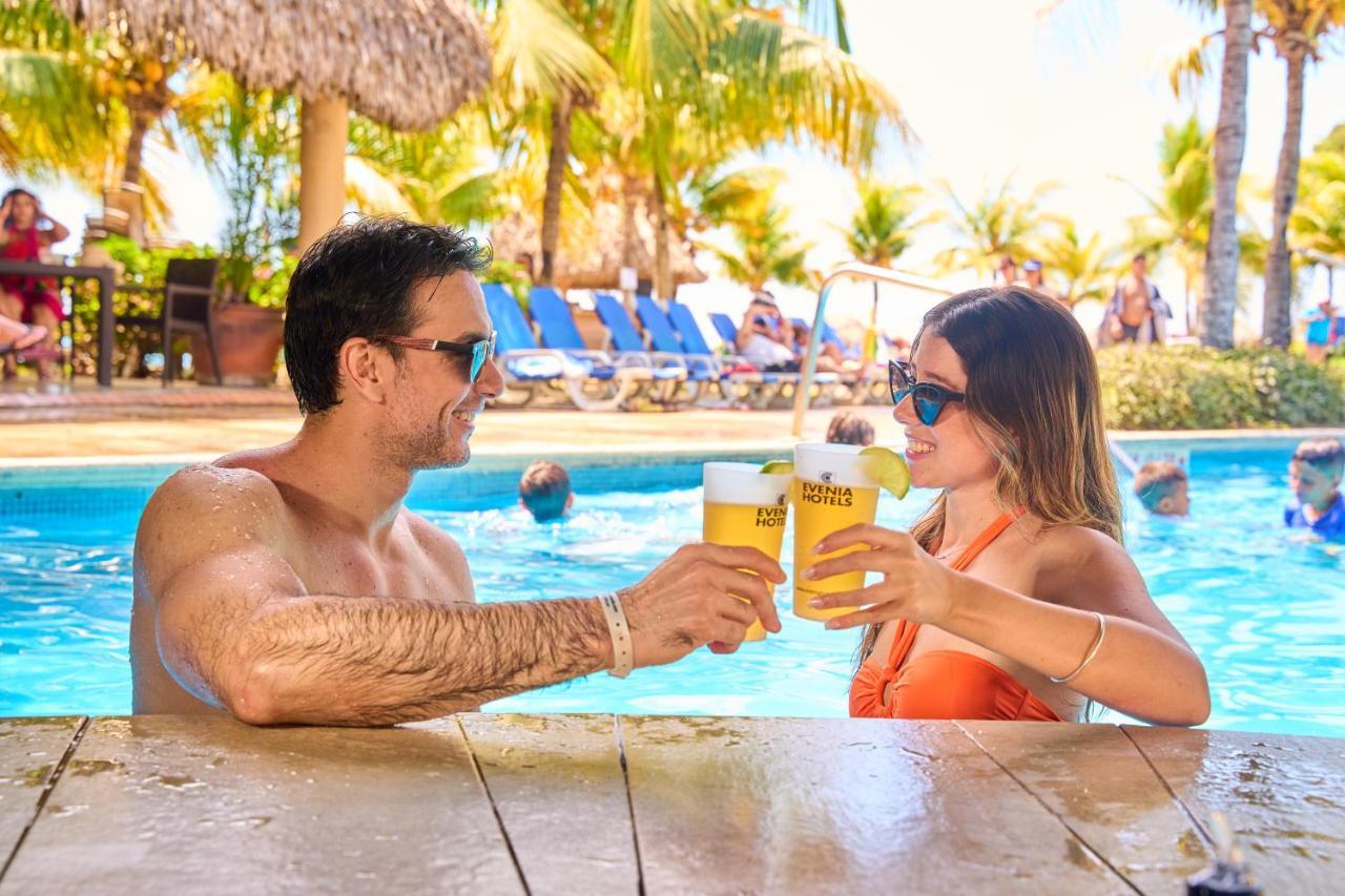 Gran Evenia Bijao Otel Santa Clara  Dış mekan fotoğraf A couple drinking Presidente at a pool