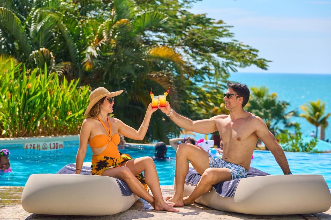 Gran Evenia Bijao Otel Santa Clara  Dış mekan fotoğraf A couple at a resort in Cancun, Mexico
