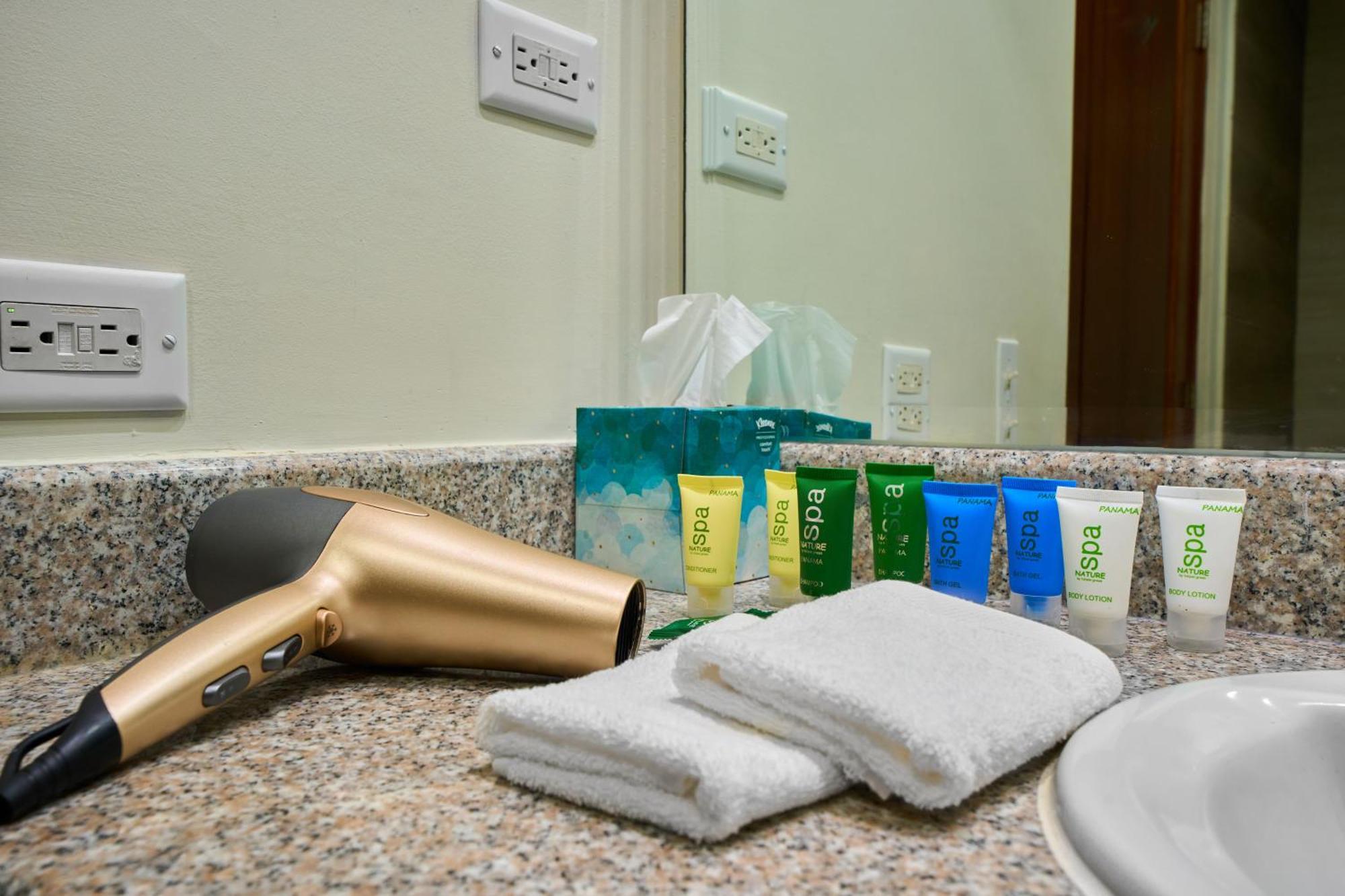 Gran Evenia Bijao Otel Santa Clara  Dış mekan fotoğraf A hair dryer and toiletries in a hotel bathroom