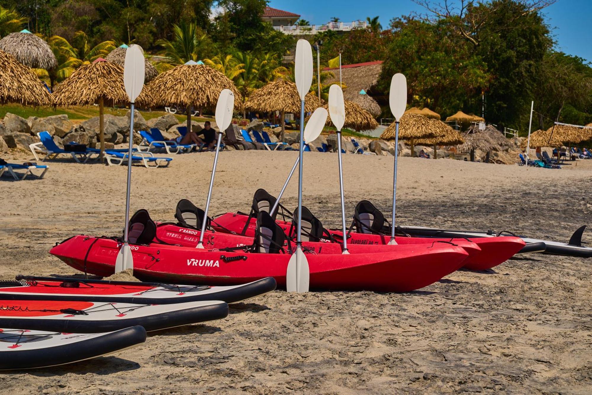 Gran Evenia Bijao Otel Santa Clara  Dış mekan fotoğraf Kayaks on the beach