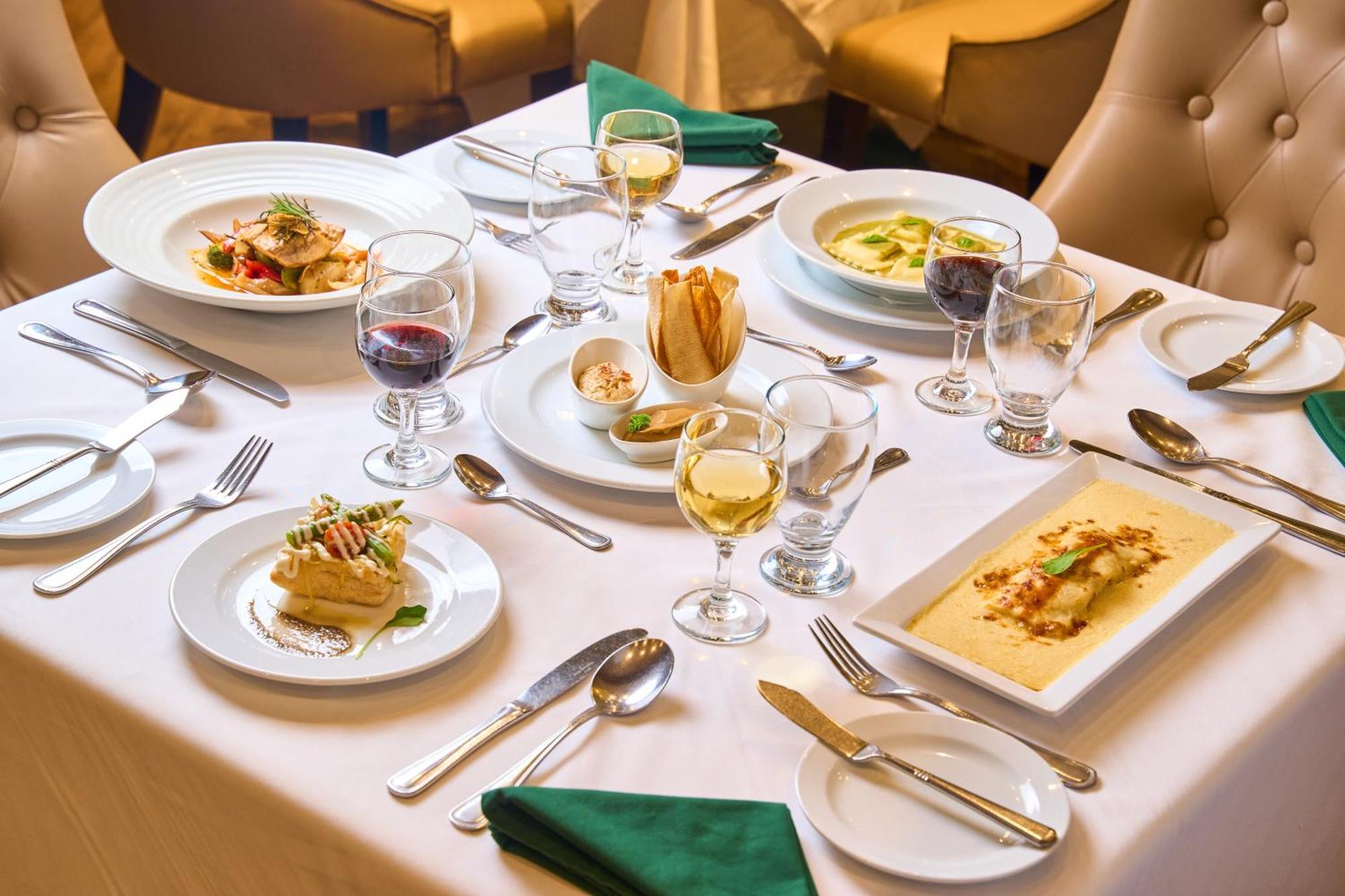 Gran Evenia Bijao Otel Santa Clara  Dış mekan fotoğraf A table set for fine dining