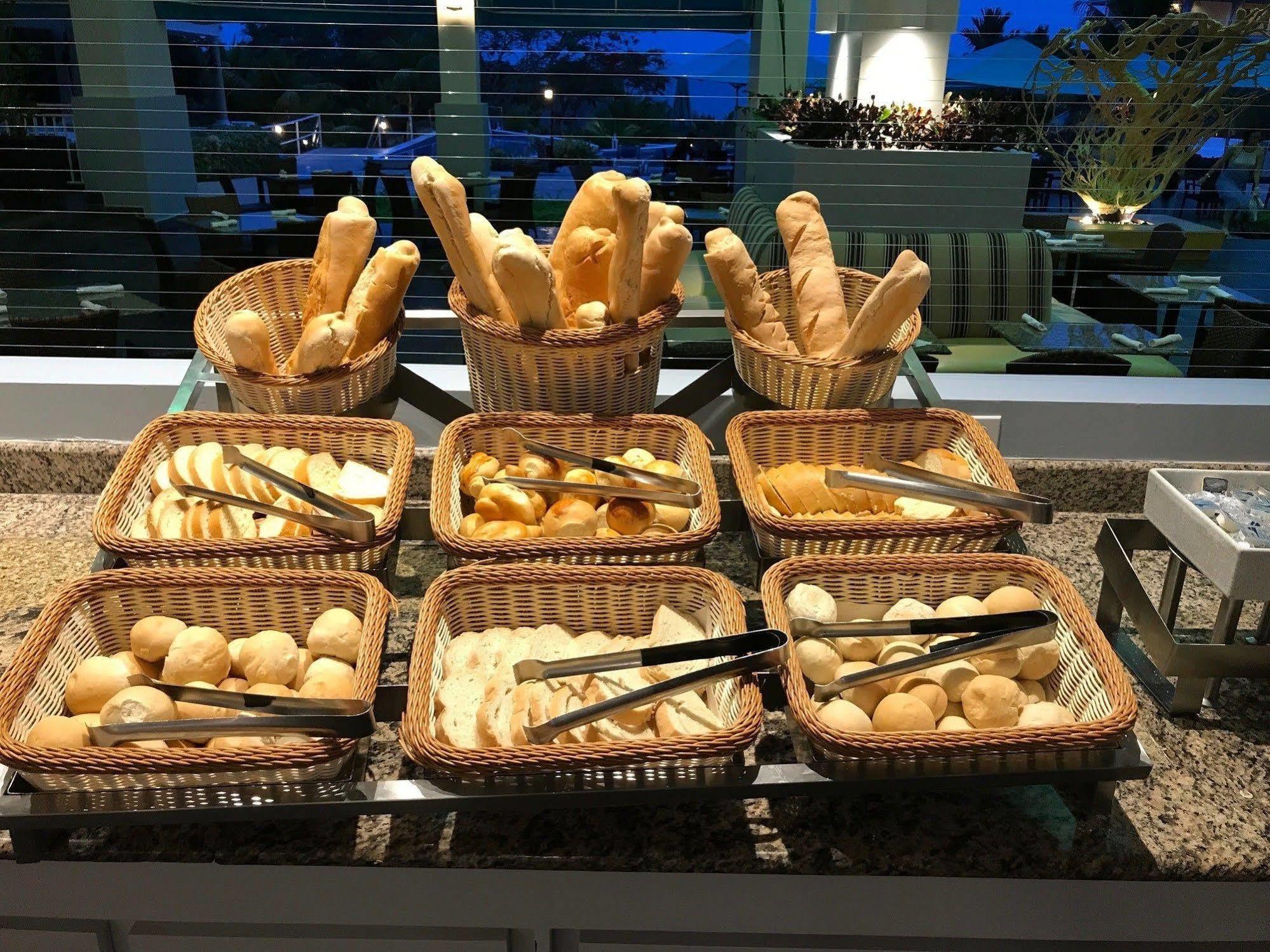 Gran Evenia Bijao Otel Santa Clara  Dış mekan fotoğraf Bread at a buffet